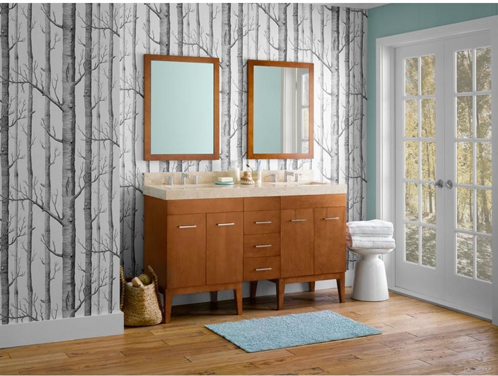 Modelo de cuarto de baño principal tradicional renovado de tamaño medio con armarios con paneles lisos, puertas de armario de madera clara, paredes multicolor, suelo de madera clara, lavabo suspendido y encimera de granito
