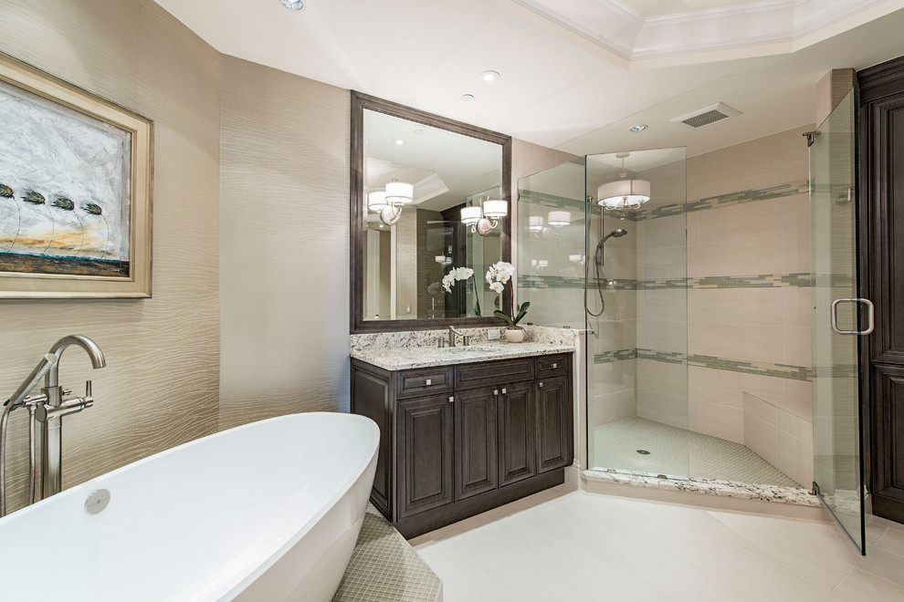 Foto di una grande stanza da bagno padronale minimal con vasca freestanding, doccia ad angolo, pavimento in gres porcellanato, ante con bugna sagomata e ante grigie