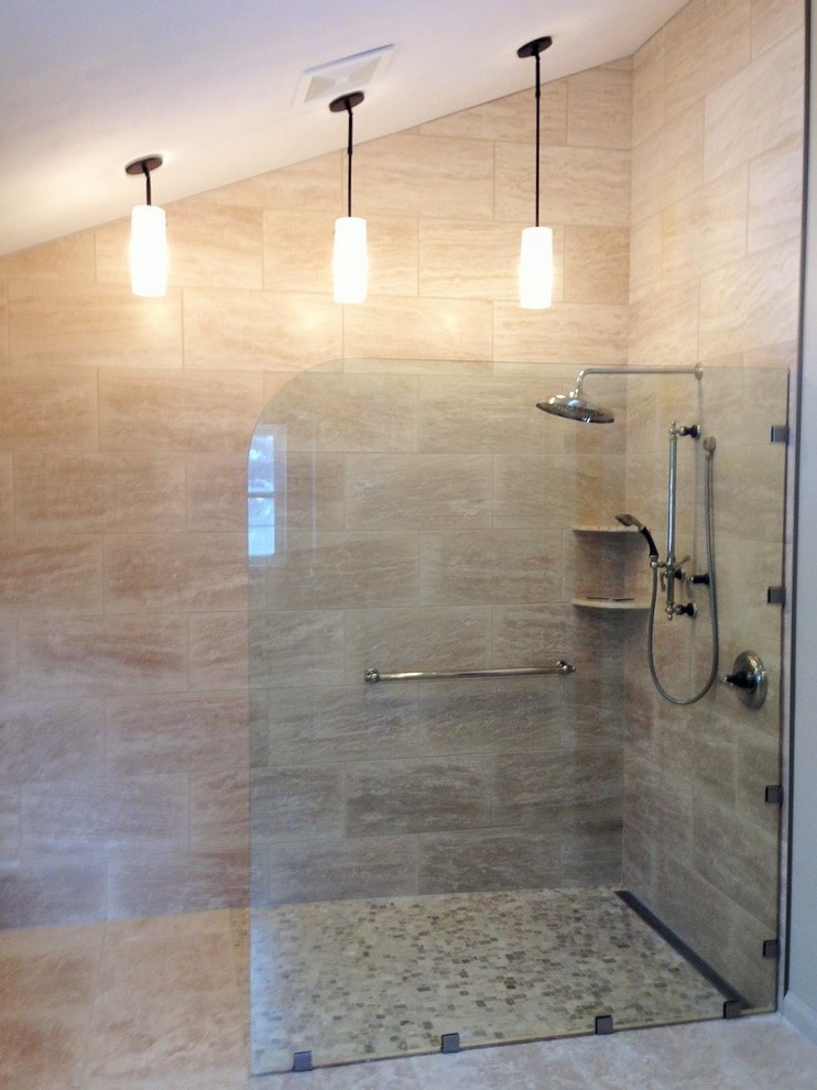 Foto di una stanza da bagno padronale moderna di medie dimensioni con doccia aperta, piastrelle beige, piastrelle in pietra, pareti beige e pavimento in travertino
