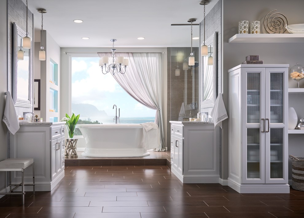 Стильный дизайн: большая главная ванная комната в классическом стиле с фасадами с выступающей филенкой, белыми фасадами и отдельно стоящей ванной - последний тренд