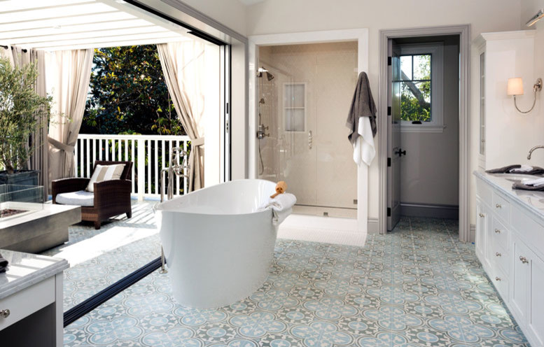 Inspiration för stora moderna en-suite badrum, med ett fristående badkar, en dusch i en alkov, beige väggar, cementgolv, ett undermonterad handfat, dusch med gångjärnsdörr, skåp i shakerstil, vita skåp och bänkskiva i akrylsten