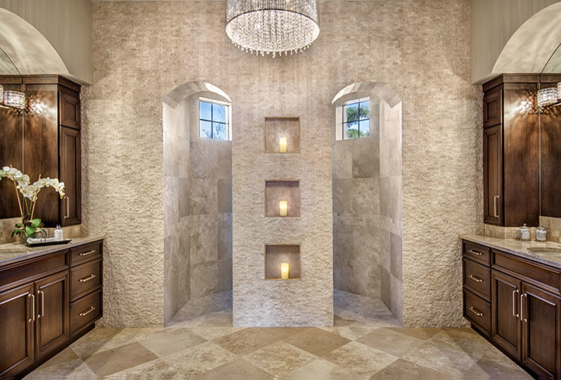 Modelo de cuarto de baño tradicional renovado con armarios con rebordes decorativos, puertas de armario de madera en tonos medios, ducha doble, paredes beige y lavabo bajoencimera