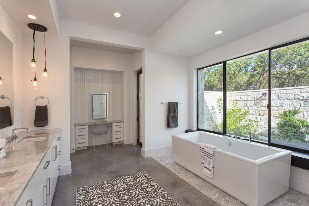 Immagine di una stanza da bagno padronale contemporanea con ante bianche