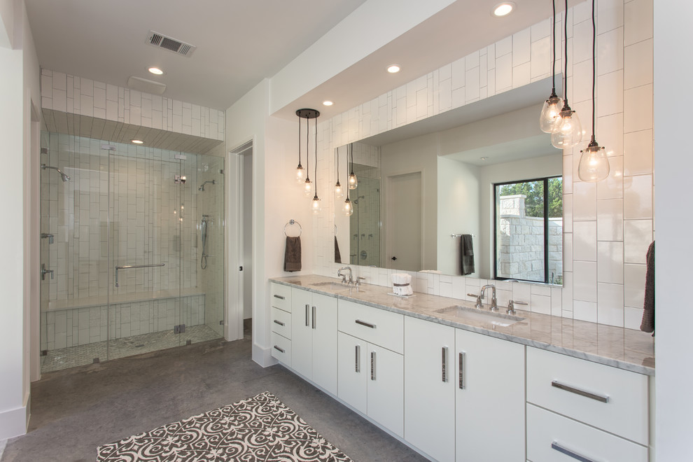 Modernes Badezimmer En Suite mit weißen Schränken in Austin