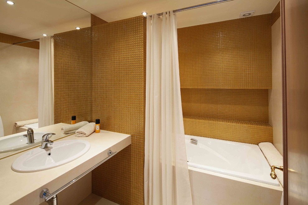 Источник вдохновения для домашнего уюта: маленькая ванная комната в современном стиле с ванной в нише, желтой плиткой, плиткой мозаикой, желтыми стенами и накладной раковиной для на участке и в саду