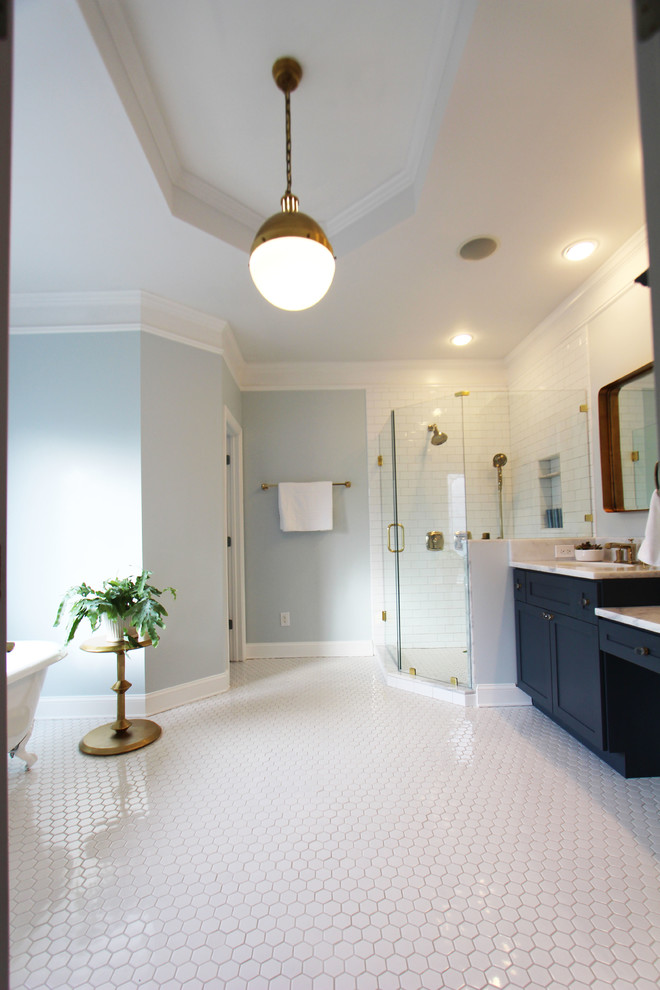 Пример оригинального дизайна: большая главная ванная комната в викторианском стиле с фасадами в стиле шейкер, синими фасадами, ванной на ножках, угловым душем, раздельным унитазом, белой плиткой, плиткой кабанчик, синими стенами, полом из мозаичной плитки, врезной раковиной и мраморной столешницей
