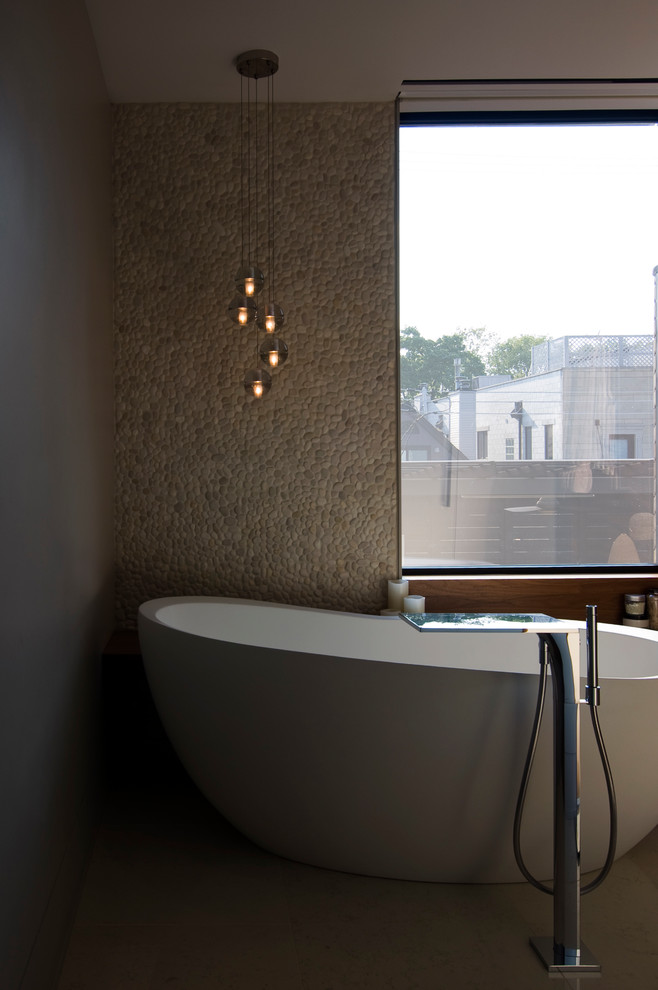 Example of a minimalist bathroom design in Chicago