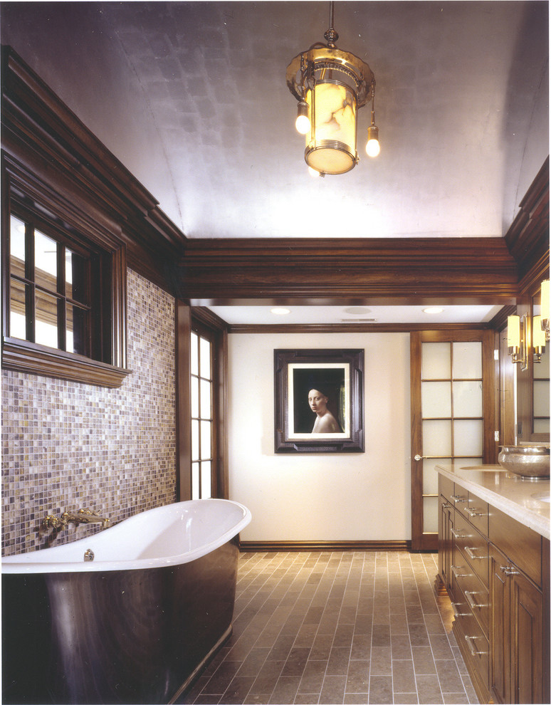 Esempio di una stanza da bagno padronale vittoriana di medie dimensioni con lavabo da incasso, ante in stile shaker, piastrelle beige e pareti beige