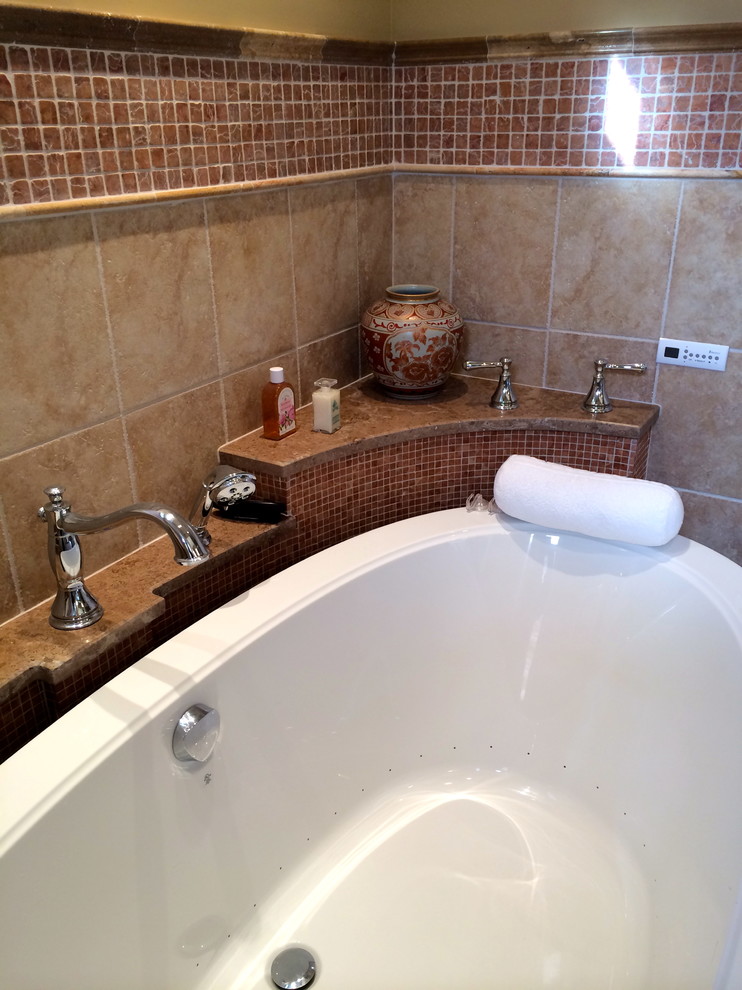 На фото: ванная комната в стиле неоклассика (современная классика) с врезной раковиной, белыми фасадами, столешницей из известняка, ванной на ножках, бежевой плиткой и плиткой мозаикой