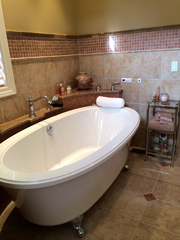 Idee per una stanza da bagno classica con lavabo sottopiano, ante bianche, top in pietra calcarea, vasca con piedi a zampa di leone, piastrelle beige e piastrelle a mosaico