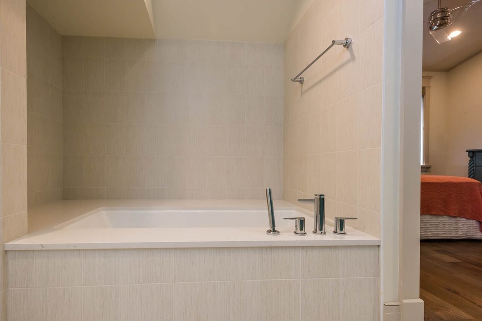 Exempel på ett mellanstort klassiskt en-suite badrum, med ett undermonterat badkar, en kantlös dusch, en toalettstol med hel cisternkåpa, beige kakel, blå kakel, stenkakel och beige väggar