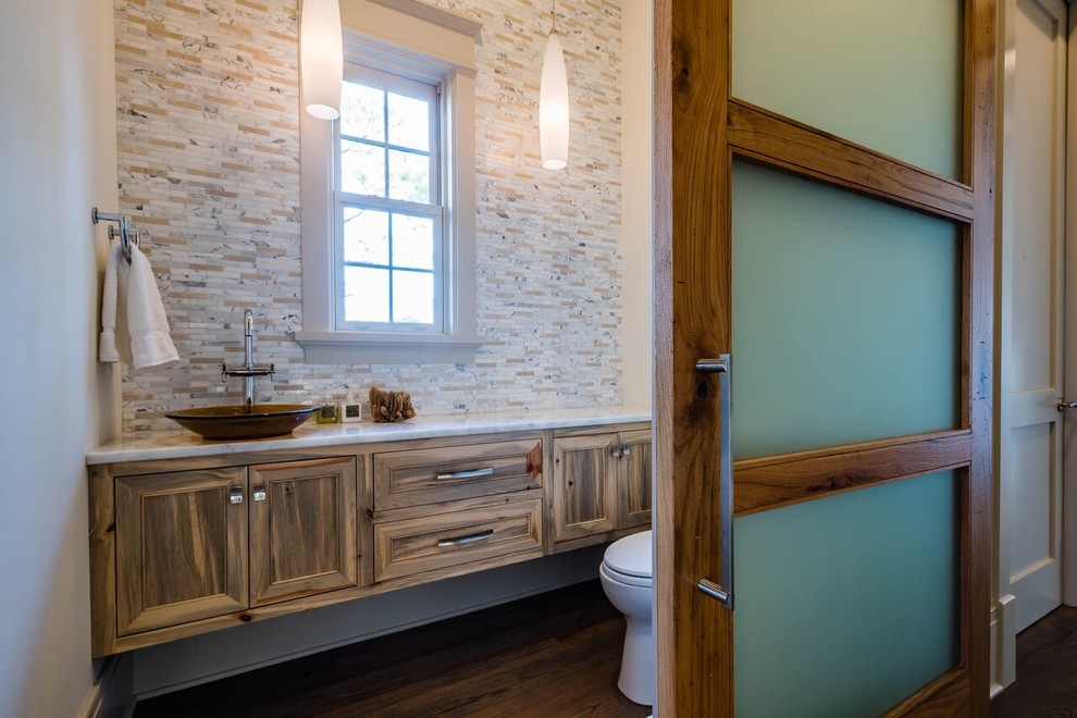 Exempel på ett mellanstort modernt badrum med dusch, med luckor med profilerade fronter, skåp i slitet trä, en toalettstol med hel cisternkåpa, flerfärgad kakel, cementkakel, beige väggar, mörkt trägolv, ett fristående handfat och laminatbänkskiva