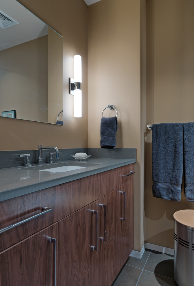 Idee per una grande stanza da bagno padronale design con ante lisce, ante in legno bruno, WC a due pezzi, pareti beige, pavimento con piastrelle in ceramica, lavabo sottopiano e top in granito