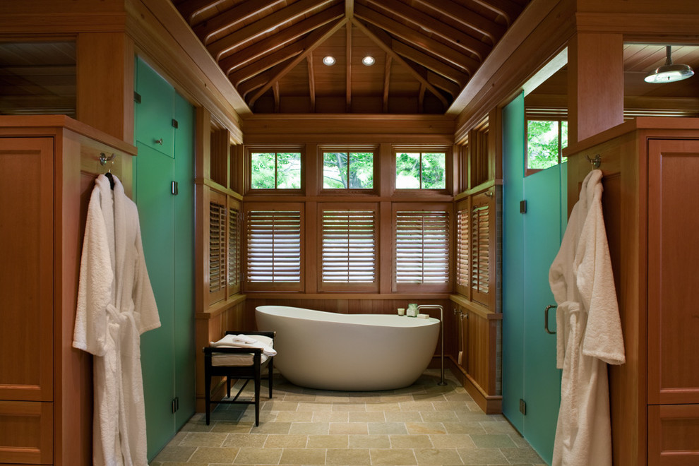 Foto di una grande stanza da bagno padronale american style con vasca freestanding, pavimento in ardesia e porta doccia a battente