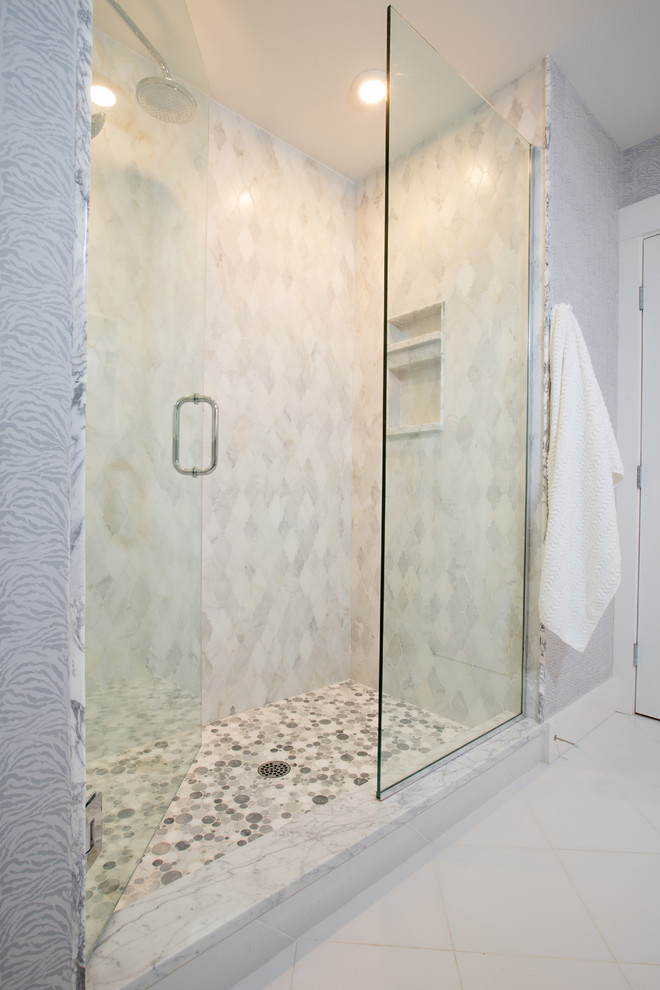 Inredning av ett klassiskt mellanstort badrum med dusch, med släta luckor, vita skåp, en dusch i en alkov, grå kakel, vit kakel, grå väggar, ett undermonterad handfat och marmorbänkskiva