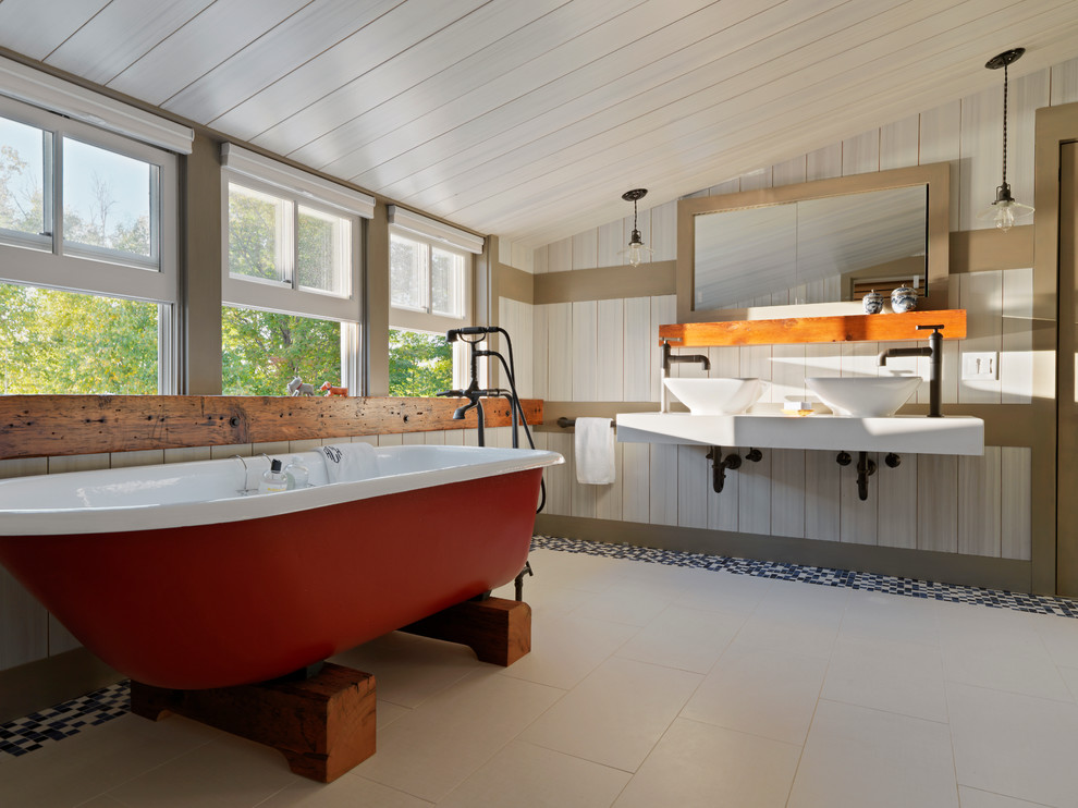 Свежая идея для дизайна: детская ванная комната в стиле кантри с отдельно стоящей ванной и настольной раковиной - отличное фото интерьера