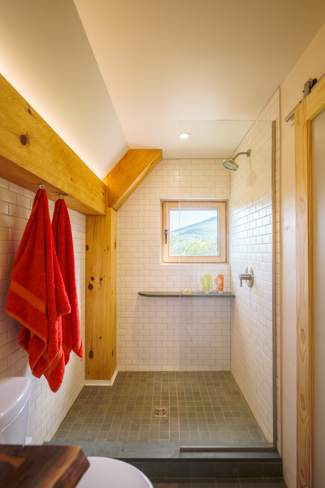 ワシントンD.C.にある高級な小さなラスティックスタイルのおしゃれなマスターバスルーム (アルコーブ型シャワー、分離型トイレ、白いタイル、磁器タイル、白い壁、オーバーカウンターシンク、木製洗面台、緑の床、オープンシャワー、ブラウンの洗面カウンター) の写真