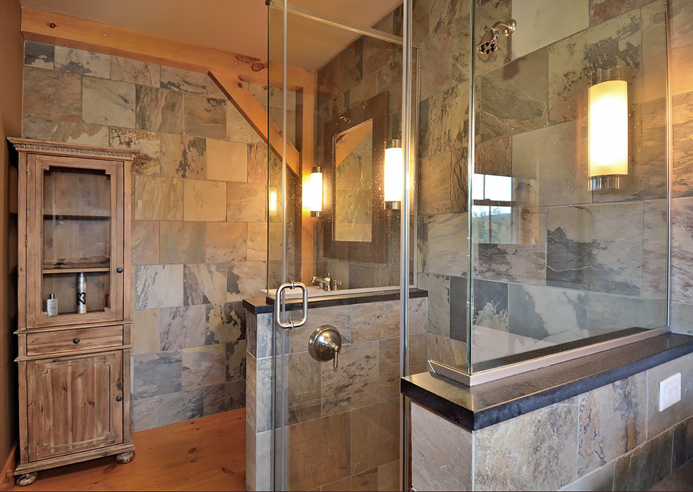 На фото: ванная комната в стиле рустика с открытым душем, разноцветной плиткой, каменной плиткой, белыми стенами, светлым паркетным полом и настольной раковиной с