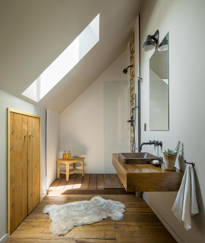 Пример оригинального дизайна: большая главная ванная комната в стиле рустика с открытыми фасадами, душем в нише, белой плиткой, керамической плиткой, серыми стенами, паркетным полом среднего тона, накладной раковиной, столешницей из дерева, коричневым полом и открытым душем