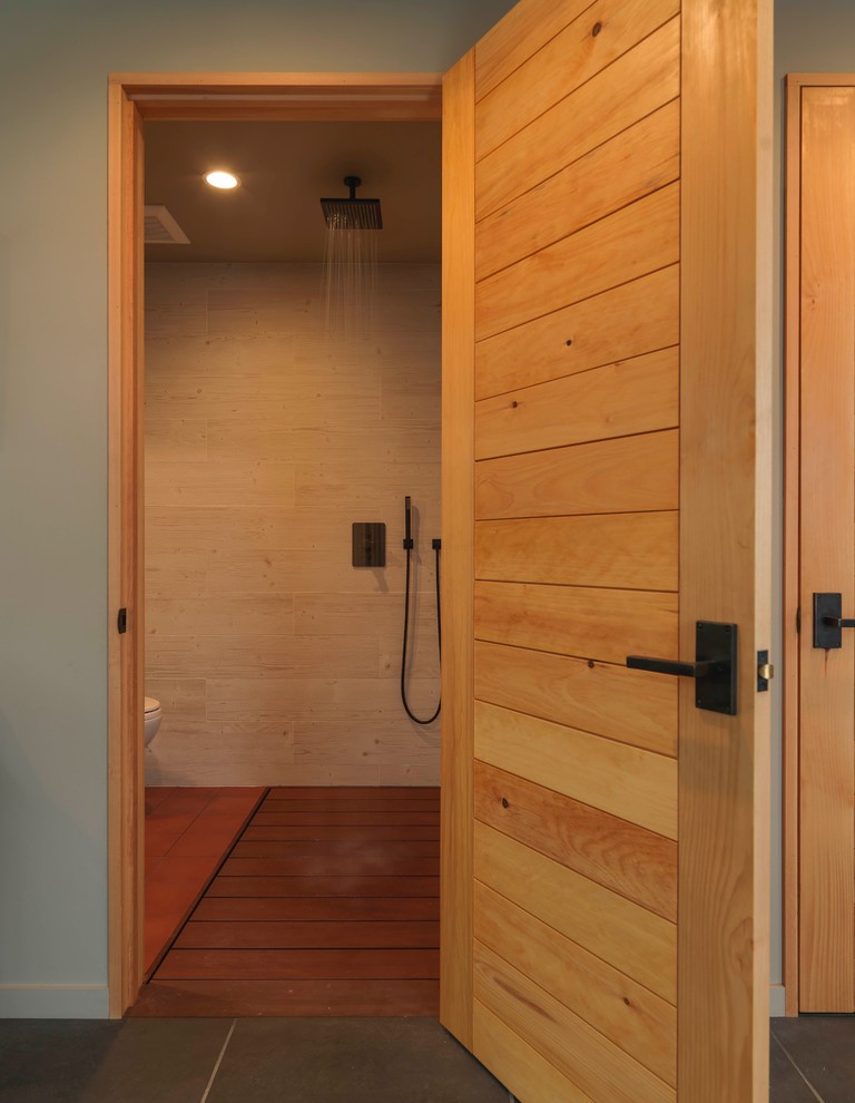 Mittelgroßes Uriges Badezimmer mit bodengleicher Dusche, grüner Wandfarbe, Terrakottaboden, Wandwaschbecken, beigen Fliesen, Porzellanfliesen und offener Dusche in Burlington