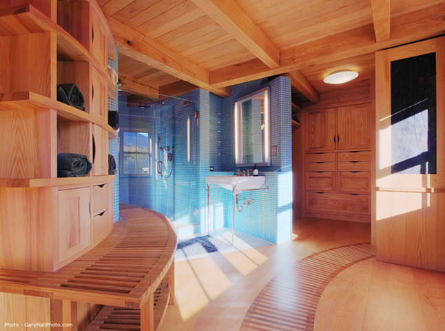 Réalisation d'une très grande salle de bain principale design en bois clair avec un placard sans porte, une douche d'angle, un carrelage bleu, parquet clair, un lavabo suspendu et une cabine de douche à porte battante.