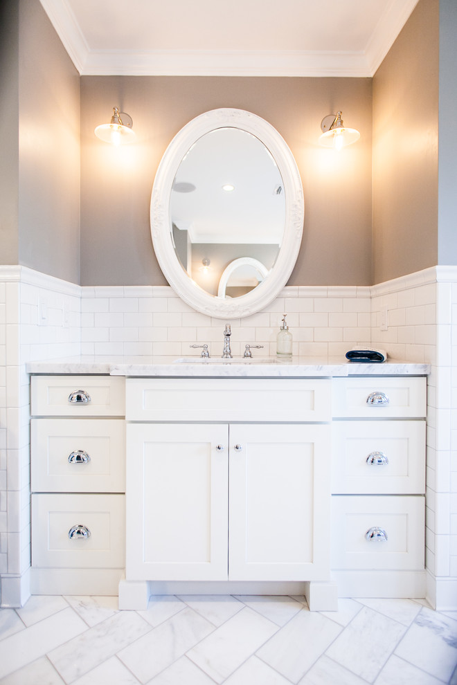 Источник вдохновения для домашнего уюта: главная ванная комната среднего размера в стиле кантри с душем в нише, белой плиткой, плиткой кабанчик, серыми стенами, полом из керамогранита и раковиной с несколькими смесителями