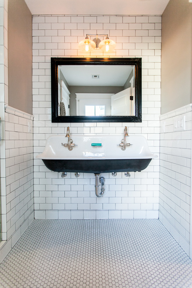 Inspiration pour une salle de bain rustique de taille moyenne avec un carrelage blanc, un carrelage métro, un mur gris, un sol en carrelage de porcelaine et une grande vasque.