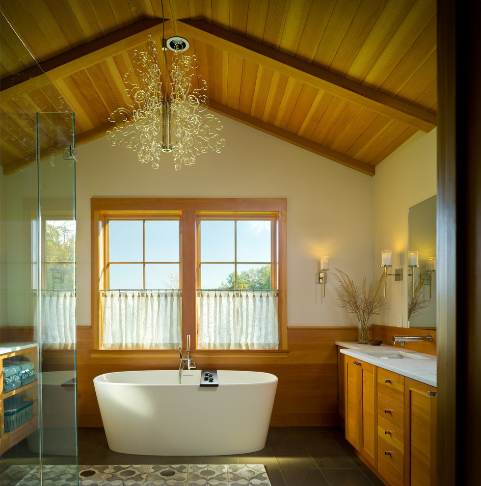 Foto de cuarto de baño principal rústico grande con armarios estilo shaker, puertas de armario de madera oscura y bañera exenta
