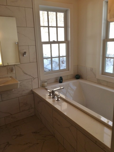 Foto på ett mellanstort funkis en-suite badrum, med ett platsbyggt badkar, en hörndusch, en toalettstol med hel cisternkåpa, vit kakel, porslinskakel, klinkergolv i porslin, ett piedestal handfat, vitt golv och dusch med gångjärnsdörr
