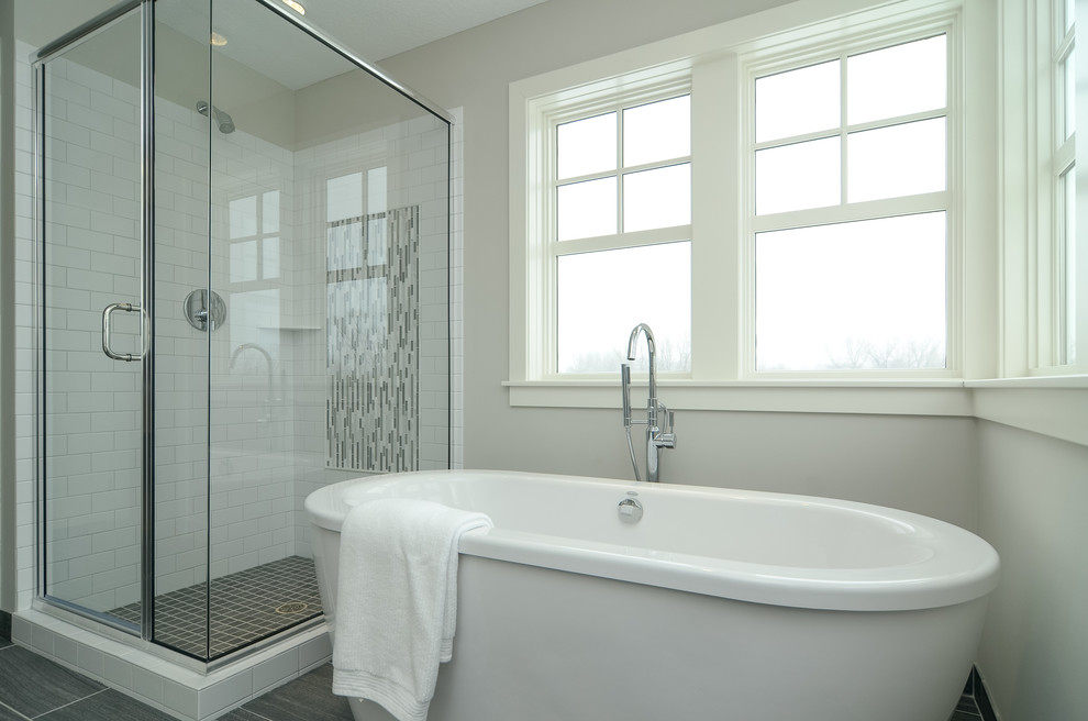 Источник вдохновения для домашнего уюта: ванная комната в стиле кантри с фасадами в стиле шейкер, белыми фасадами, отдельно стоящей ванной, угловым душем, серой плиткой и серыми стенами