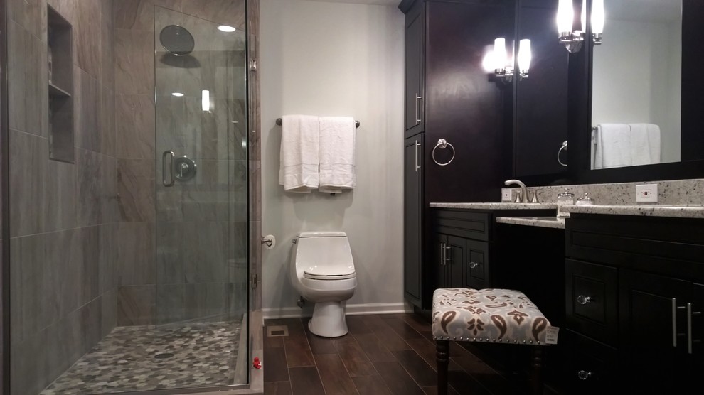 Idéer för stora vintage en-suite badrum, med ett undermonterad handfat, luckor med infälld panel, skåp i mörkt trä, granitbänkskiva, en hörndusch, en toalettstol med hel cisternkåpa, brun kakel, porslinskakel, grå väggar och klinkergolv i porslin