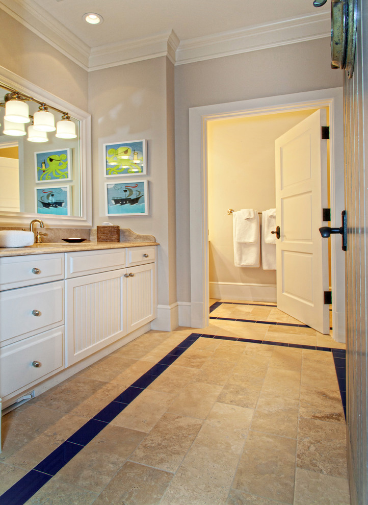 マイアミにあるトラディショナルスタイルのおしゃれな浴室 (レイズドパネル扉のキャビネット、白いキャビネット、ベージュのタイル) の写真