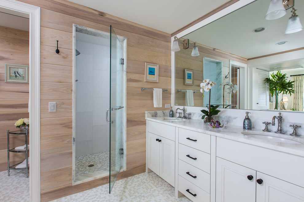 Идея дизайна: ванная комната в морском стиле с белыми фасадами, белой плиткой, полом из мозаичной плитки, врезной раковиной и душем с распашными дверями