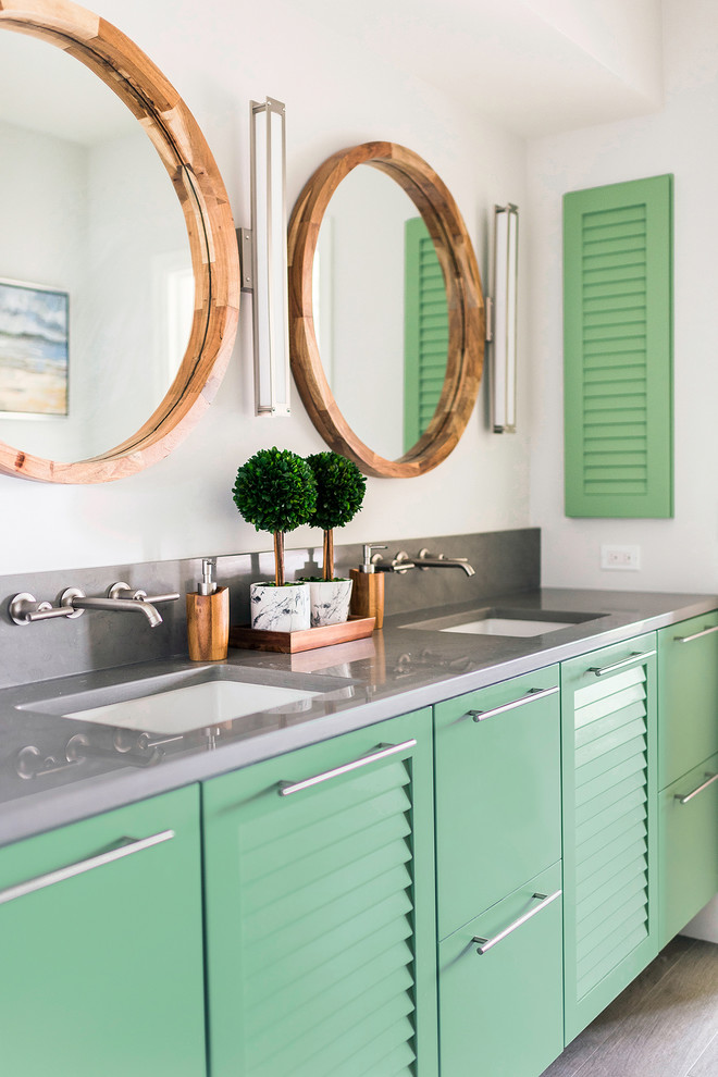 Idee per una stanza da bagno stile marinaro con ante a persiana, ante verdi, pareti bianche, lavabo sottopiano, pavimento grigio e top grigio