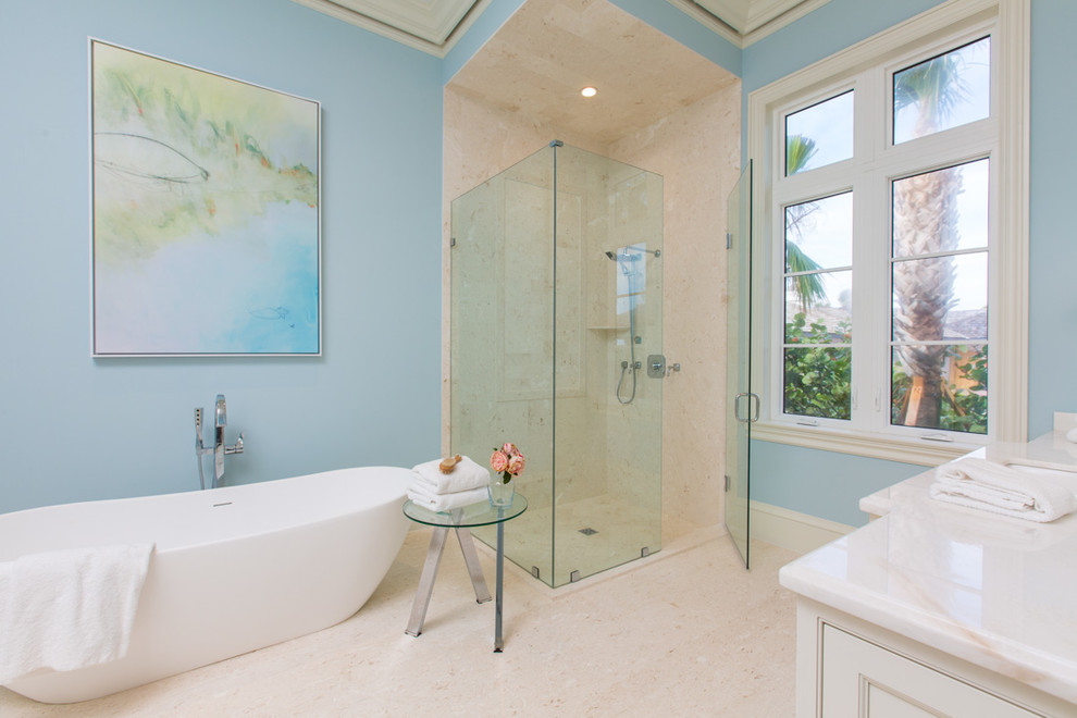 Пример оригинального дизайна: главная ванная комната в морском стиле с фасадами с декоративным кантом, белыми фасадами, отдельно стоящей ванной, душем без бортиков, бежевой плиткой, синими стенами и душем с распашными дверями