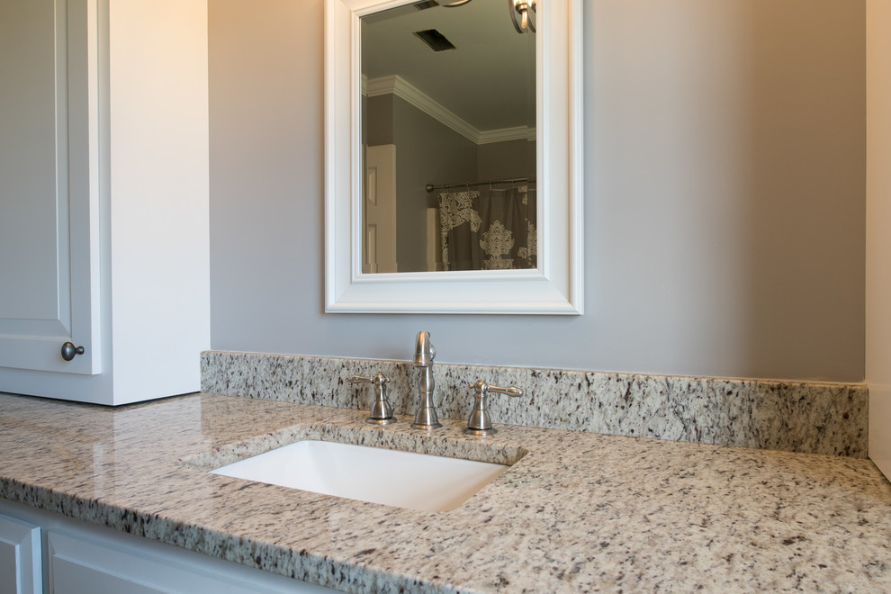Foto de cuarto de baño actual pequeño con paredes blancas, aseo y ducha y encimera de granito