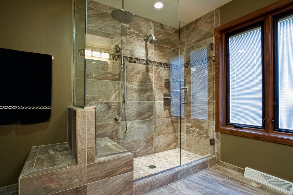 Cette photo montre une salle d'eau chic en bois brun de taille moyenne avec un lavabo encastré, un placard à porte plane, une douche d'angle, WC séparés, un carrelage marron, un carrelage de pierre, un mur marron, un sol en carrelage de porcelaine, un sol gris et une cabine de douche à porte battante.