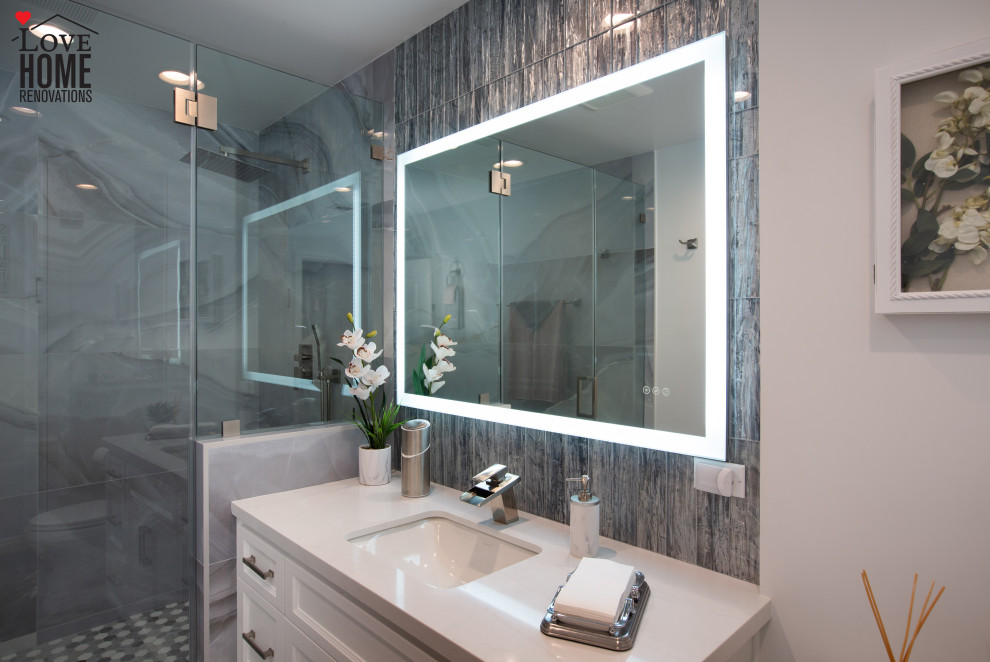 Esempio di una stanza da bagno moderna con ante in stile shaker, ante bianche, piastrelle blu, piastrelle in gres porcellanato, pavimento in gres porcellanato, top in quarzite, pavimento grigio, top bianco, panca da doccia, un lavabo e mobile bagno incassato