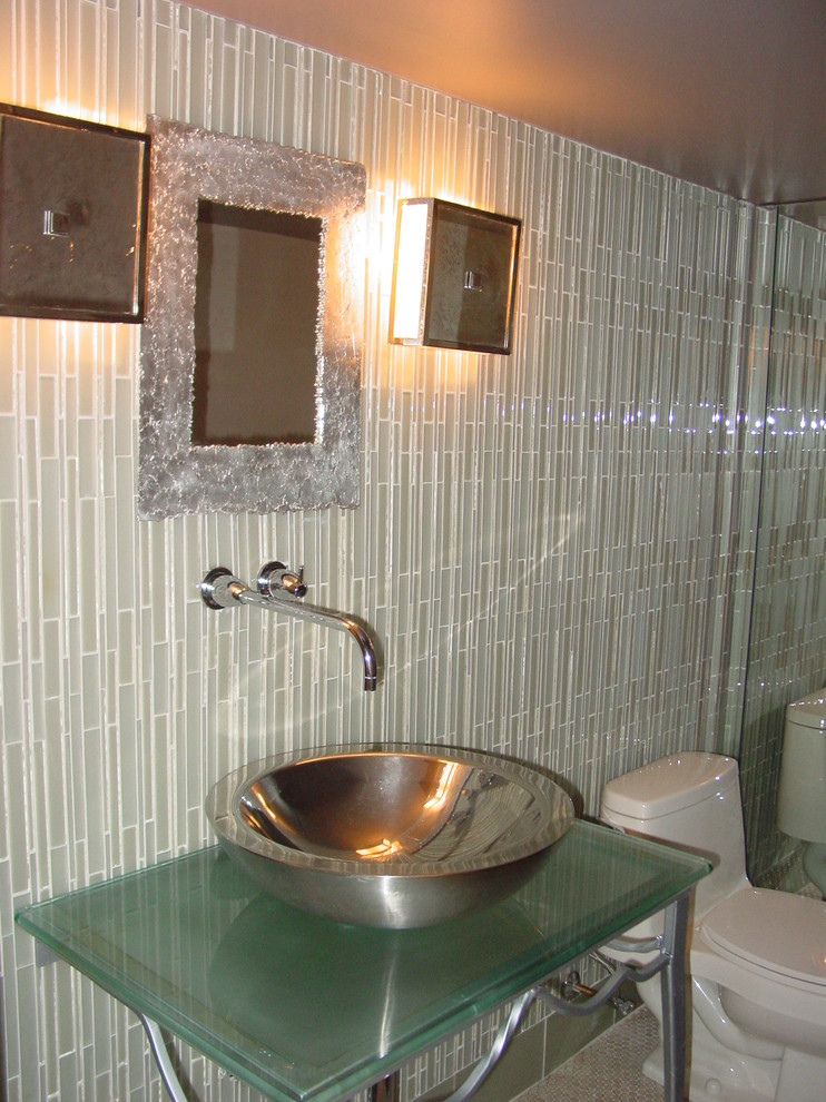 Пример оригинального дизайна: ванная комната среднего размера в современном стиле с настольной раковиной, открытыми фасадами, стеклянной столешницей, унитазом-моноблоком, зеленой плиткой, плиткой из листового стекла, зелеными стенами, мраморным полом и душевой кабиной