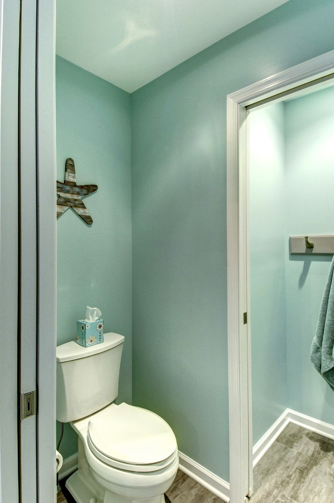 Inspiration för mellanstora klassiska badrum, med luckor med infälld panel, grå skåp, en dusch/badkar-kombination, en toalettstol med hel cisternkåpa, gröna väggar, klinkergolv i keramik, ett undermonterad handfat, bänkskiva i kvarts, brunt golv och dusch med skjutdörr