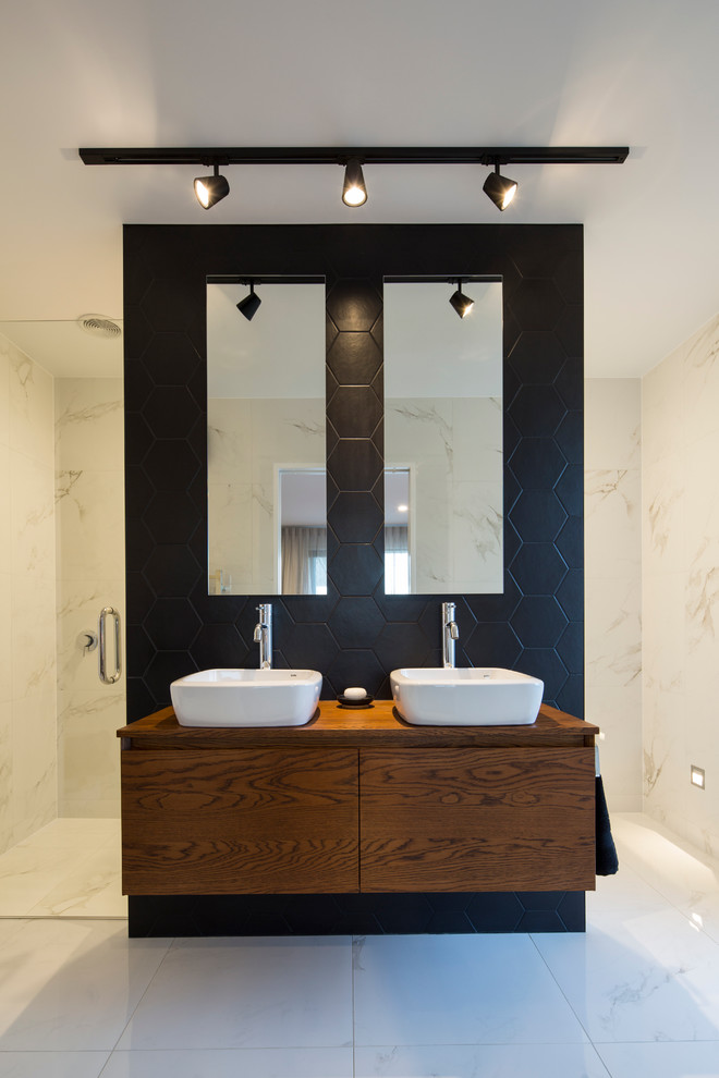 Réalisation d'une salle de bain design avec des portes de placard blanches et une baignoire indépendante.
