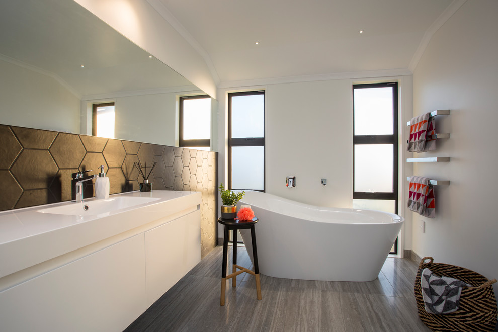 Foto di una stanza da bagno design con ante bianche e vasca freestanding