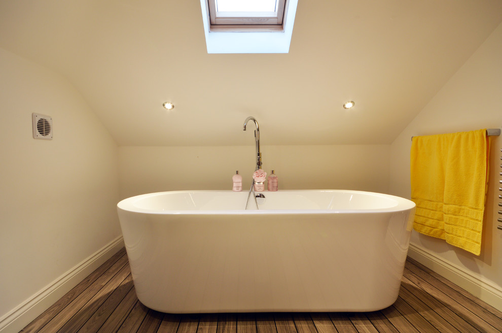 Пример оригинального дизайна: главная ванная комната среднего размера в современном стиле с плоскими фасадами, коричневыми фасадами, отдельно стоящей ванной, душем без бортиков и столешницей из искусственного кварца