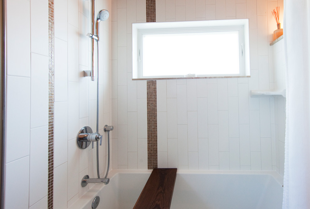 Réalisation d'une salle de bain design de taille moyenne avec un placard à porte affleurante, une baignoire en alcôve, un carrelage blanc et des carreaux de céramique.