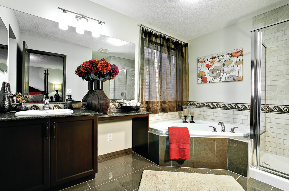 カルガリーにあるトラディショナルスタイルのおしゃれな浴室 (コーナー型浴槽、照明) の写真
