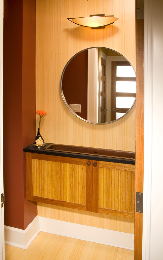 На фото: маленькая ванная комната в современном стиле с плоскими фасадами, светлыми деревянными фасадами, коричневыми стенами, полом из бамбука и душевой кабиной для на участке и в саду с