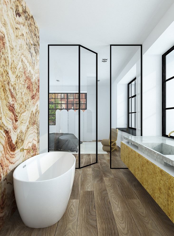 Inspiration för ett litet minimalistiskt en-suite badrum, med möbel-liknande, bruna skåp, ett fristående badkar, ljust trägolv, ett avlångt handfat, marmorbänkskiva och brunt golv