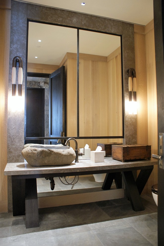 Idéer för att renovera ett mellanstort amerikanskt en-suite badrum, med öppna hyllor, bruna väggar, klinkergolv i keramik, ett fristående handfat och bänkskiva i betong