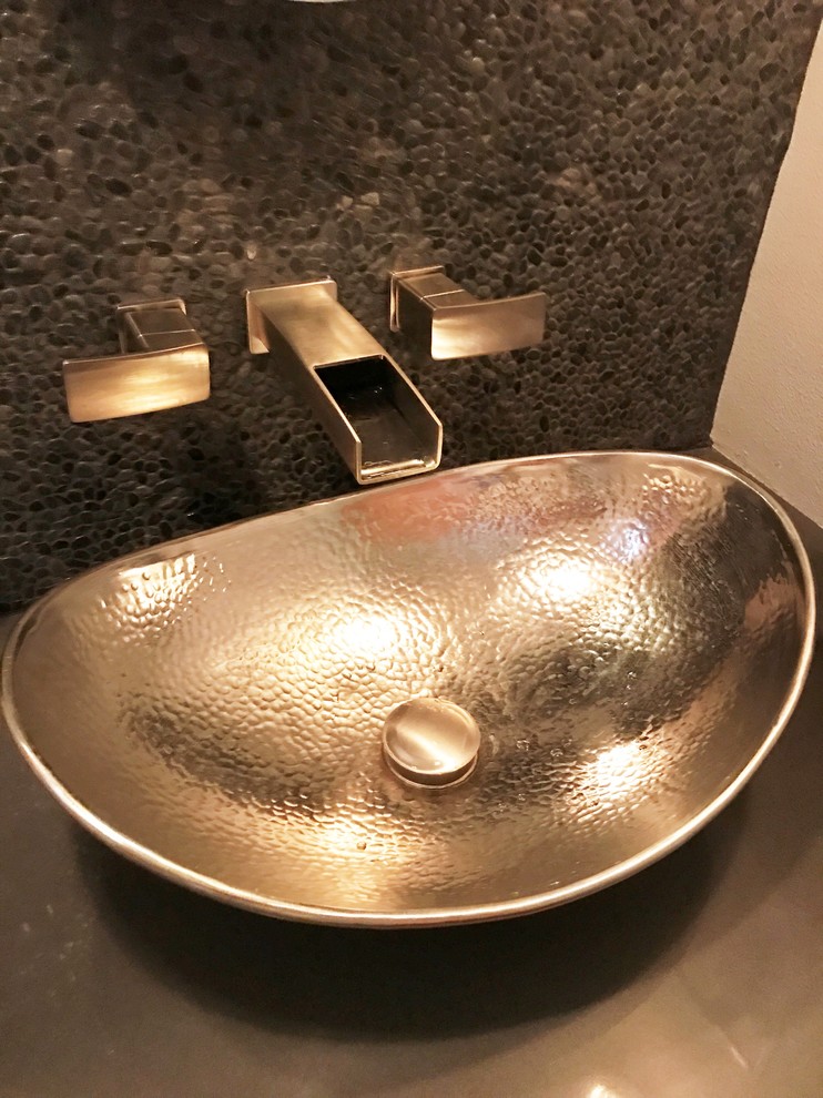 Esempio di una piccola stanza da bagno con doccia boho chic con piastrelle nere, piastrelle di ciottoli, pareti grigie, pavimento in sughero, lavabo a bacinella, top in superficie solida e pavimento marrone