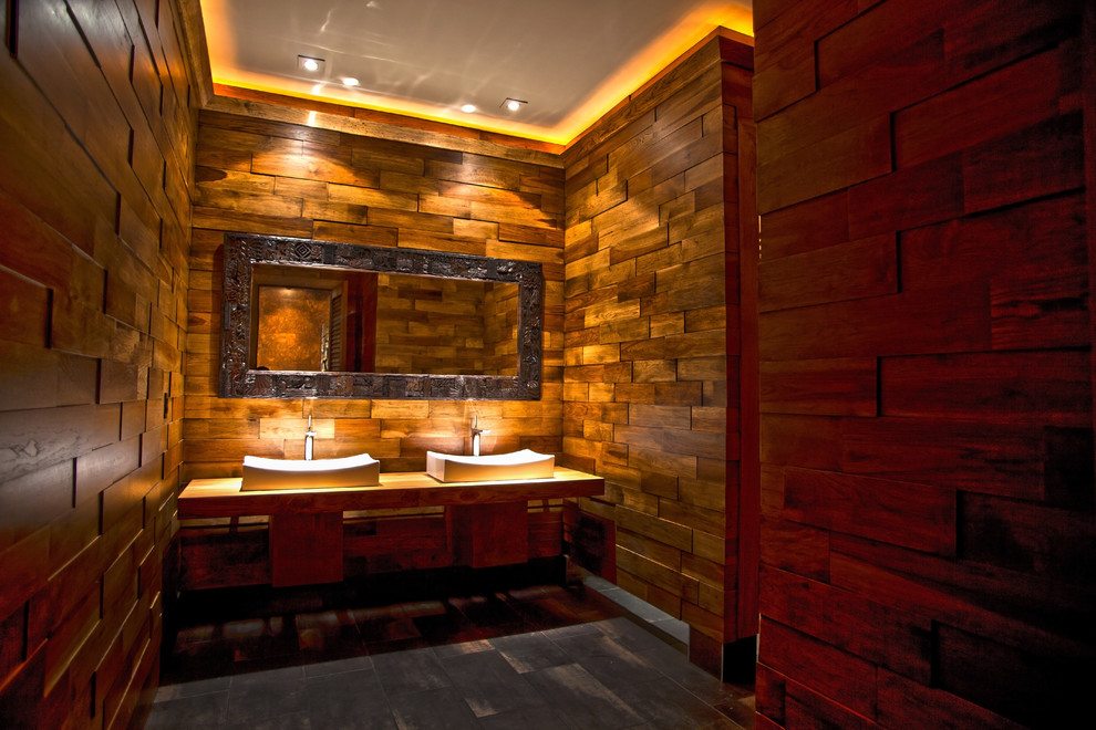 Modern inredning av ett stort en-suite badrum, med skåp i mörkt trä, ett urinoar, brun kakel, bruna väggar, ett fristående handfat, träbänkskiva och grått golv